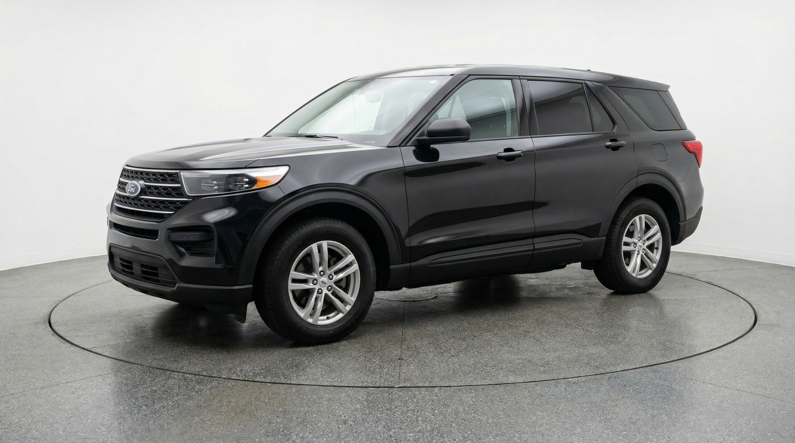 Used 2024 Ford Explorer XLT w/ Equipment Group 202A RWD image 3