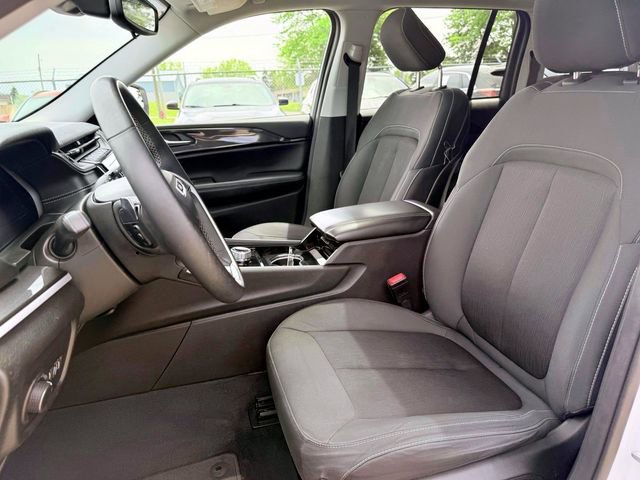 Certified 2023 Jeep Grand Cherokee Laredo w/ Luxury Tech Group I AWD/4WD image 18