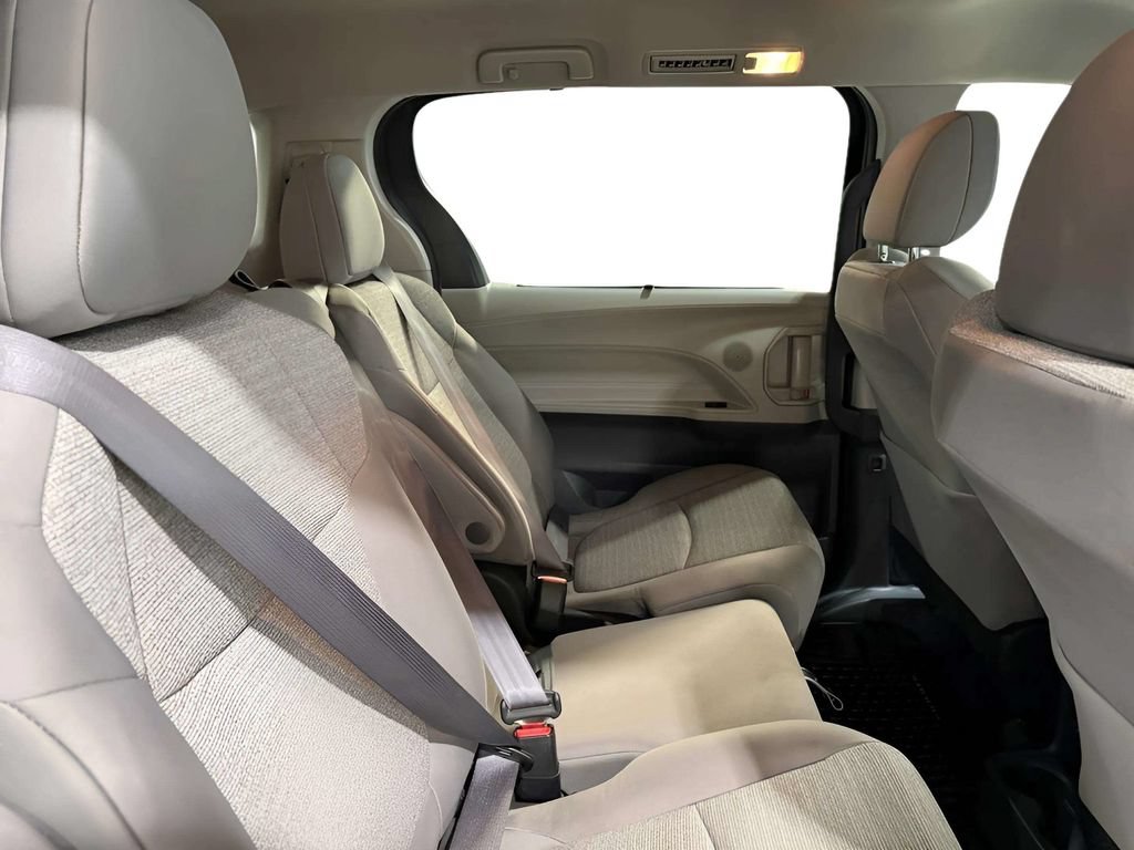 Used 2024 Toyota Sienna LE AWD/4WD image 14