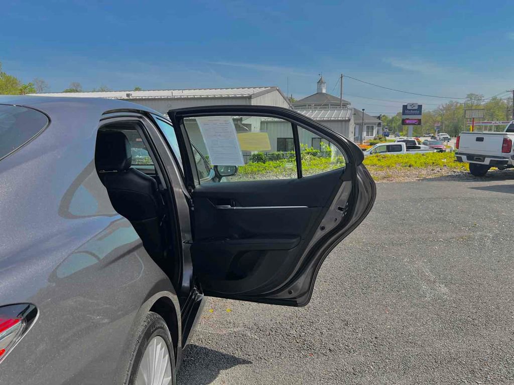 Used 2020 Toyota Camry XLE w/ Sunroof Package image 19