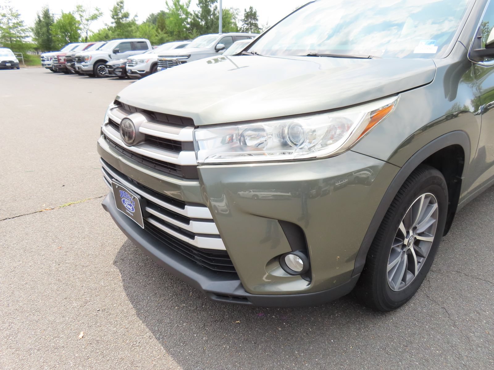 Used 2018 Toyota Highlander XLE w/ Carpet Mat Package (TMS) AWD/4WD image 9