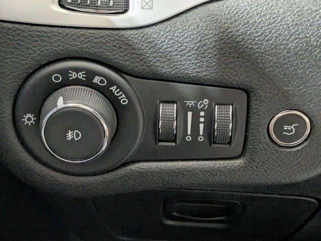 Used 2018 Jeep Cherokee Latitude Plus w/ Comfort/Convenience Group FWD image 26