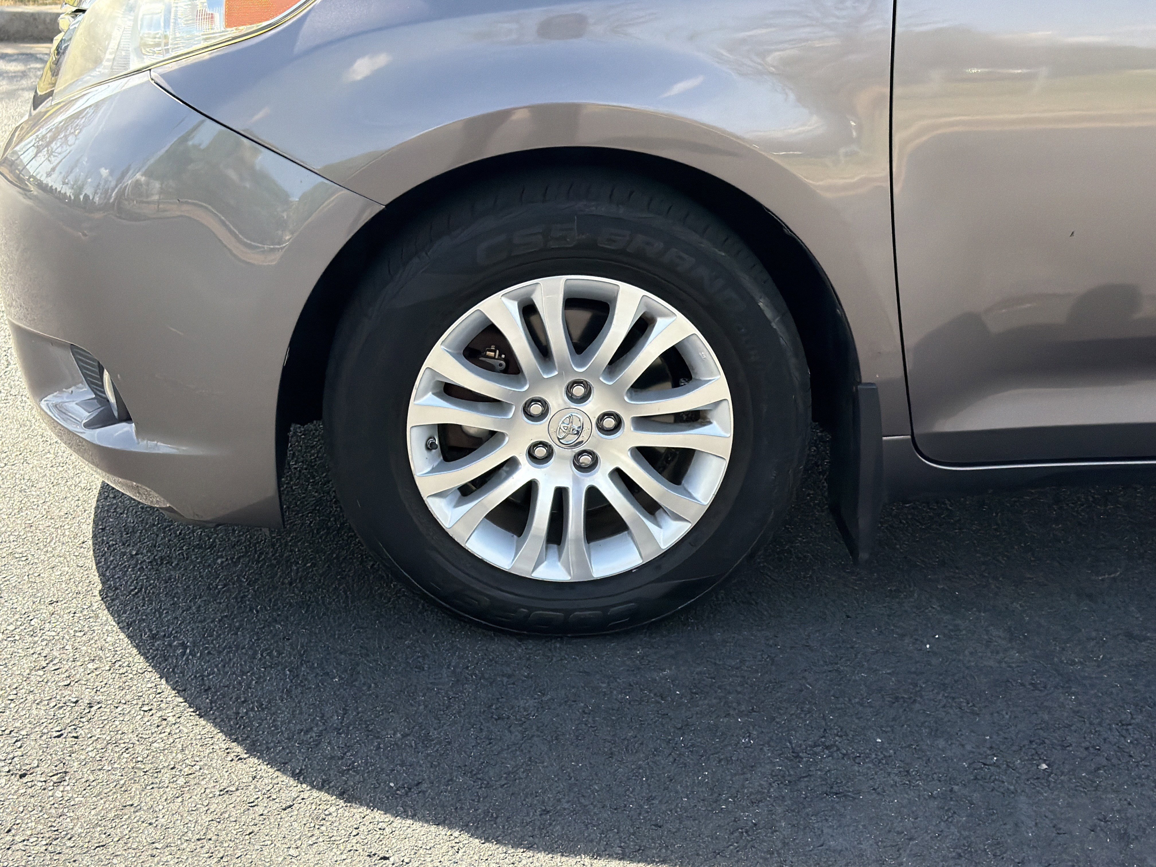 Used 2017 Toyota Sienna XLE image 32