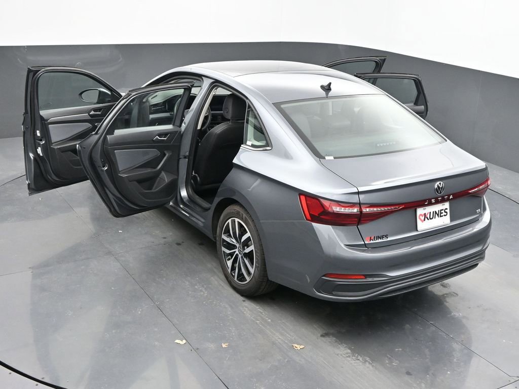 Used 2025 Volkswagen Jetta SE image 58