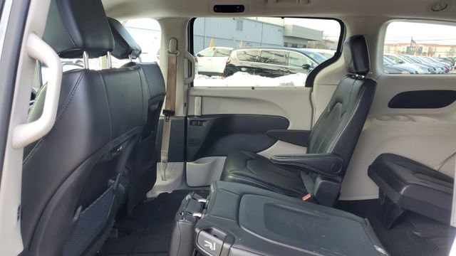 Certified 2024 Chrysler Pacifica Touring-L image 23