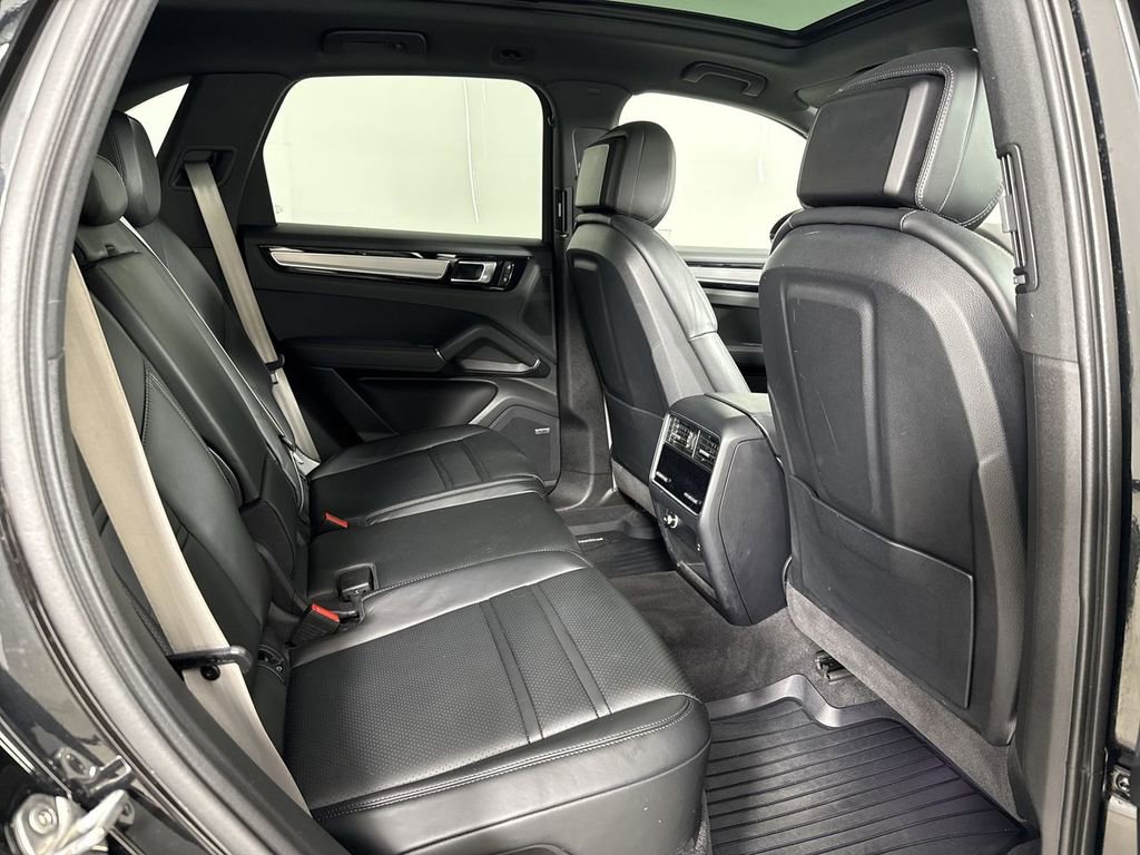 Certified 2023 Porsche Cayenne Platinum Edition image 25