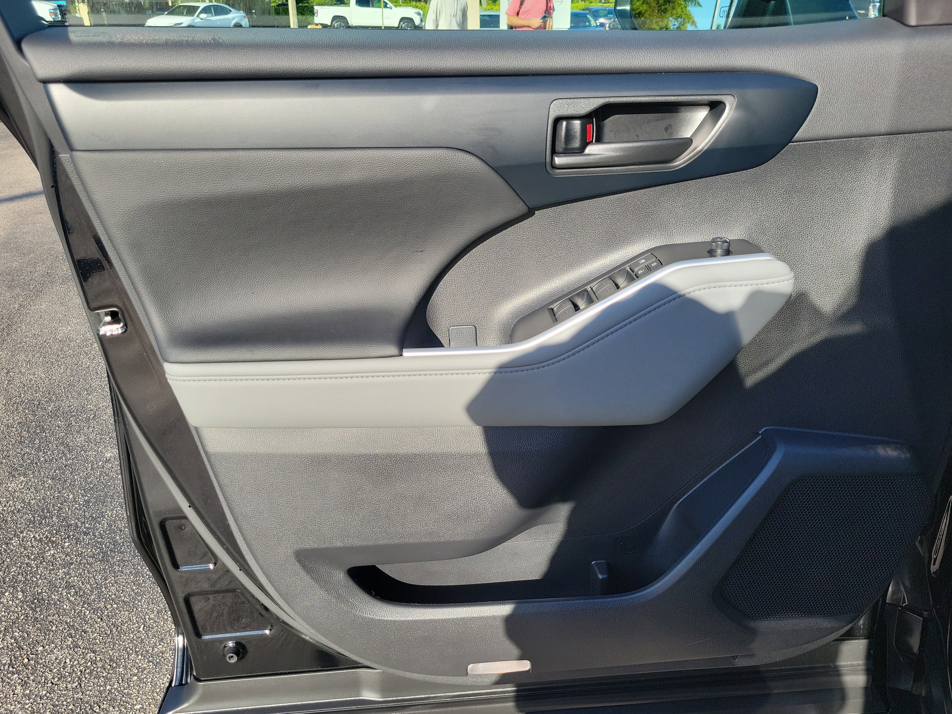 Used 2025 Toyota Highlander LE image 12