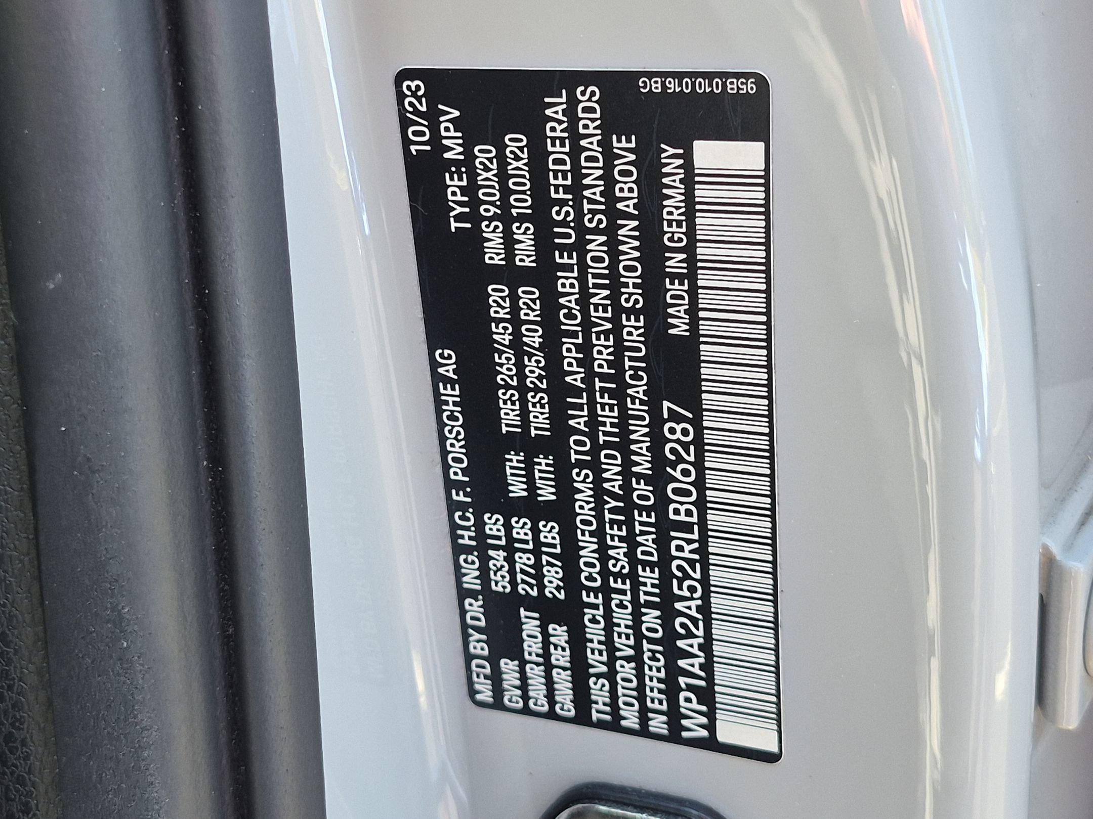 Certified 2024 Porsche Macan AWD/4WD image 27