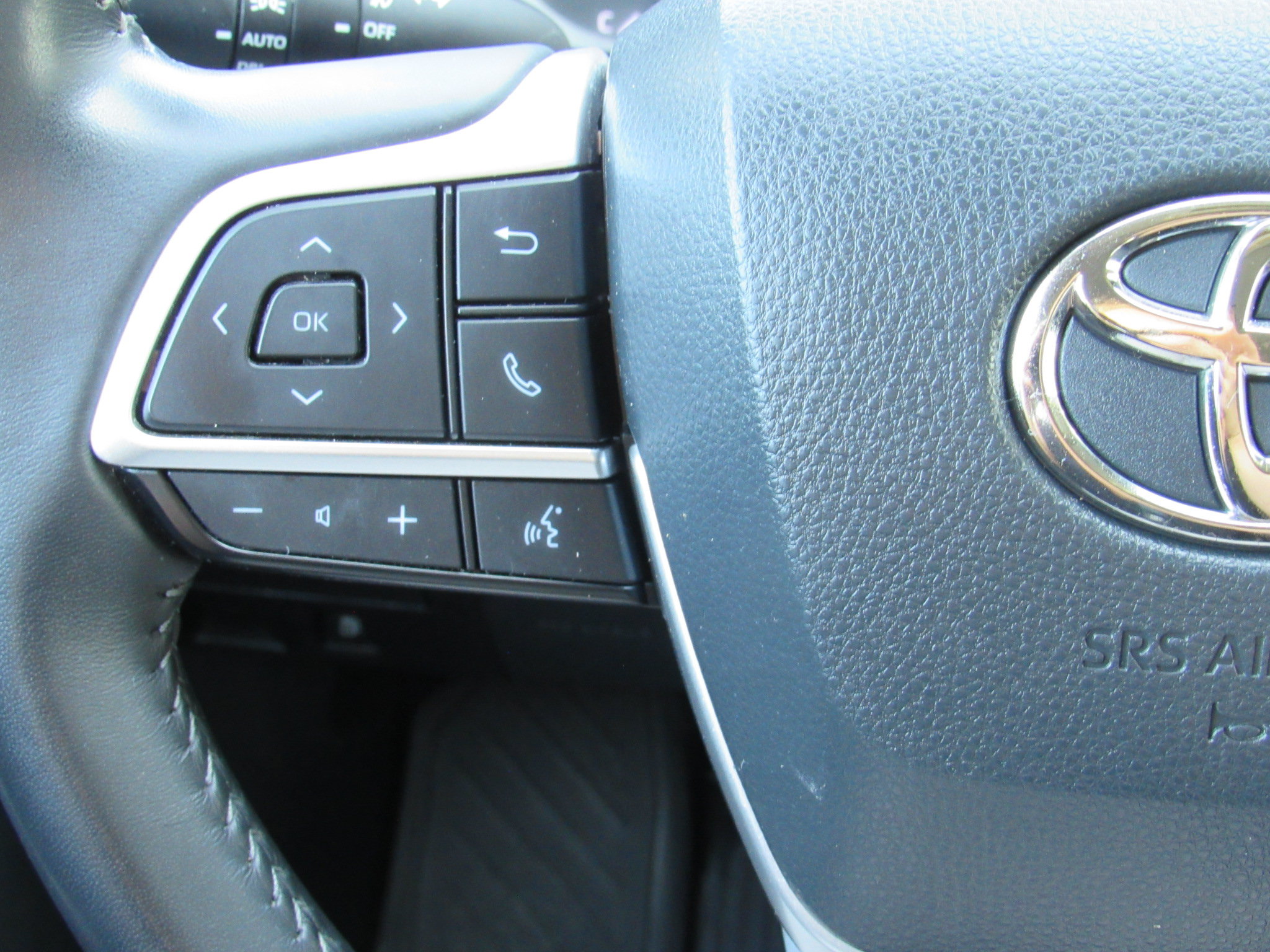 Used 2023 Toyota Highlander LE FWD image 19