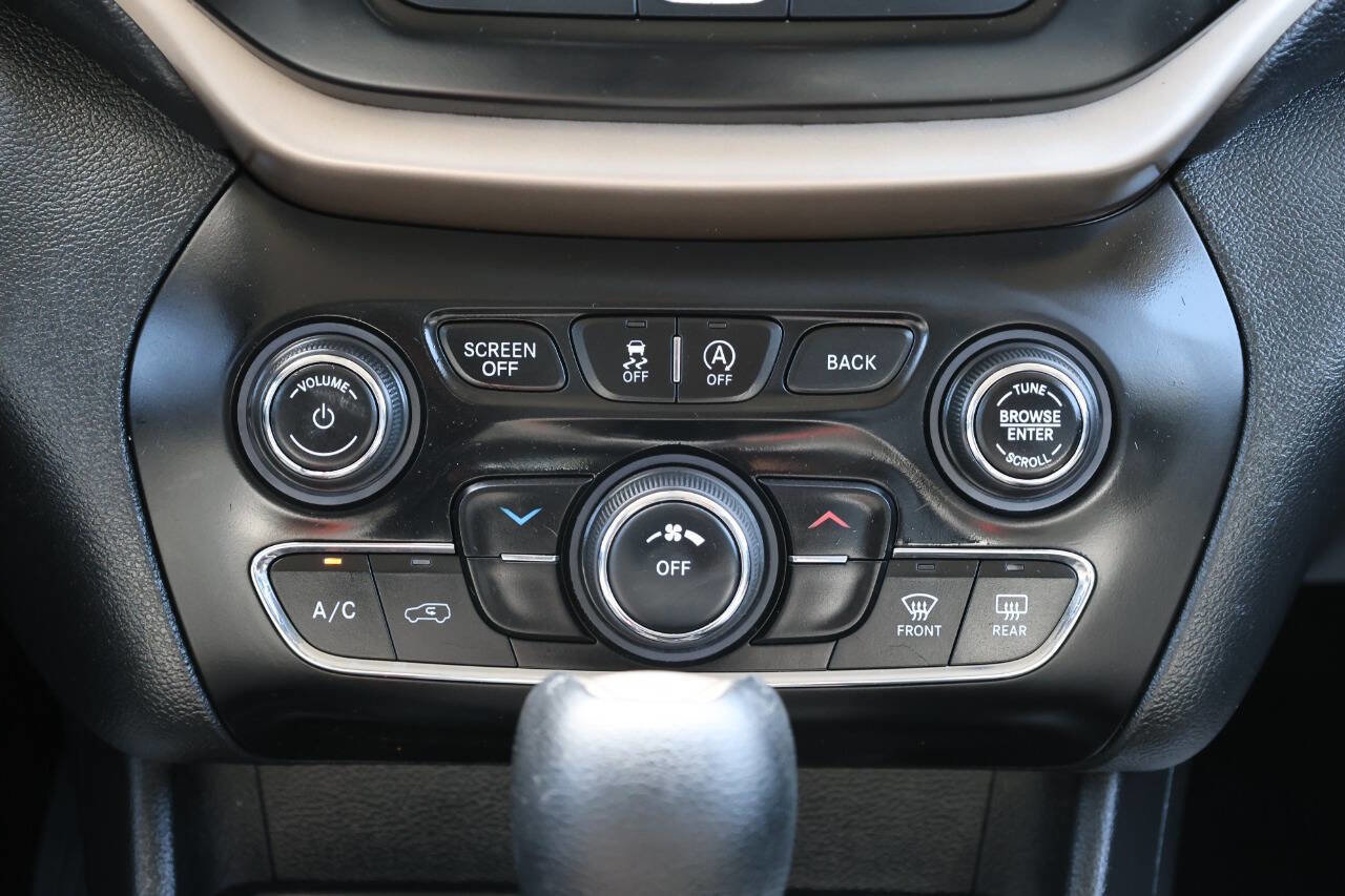 Used 2016 Jeep Cherokee Latitude w/ Comfort & Sound Group AWD/4WD image 21