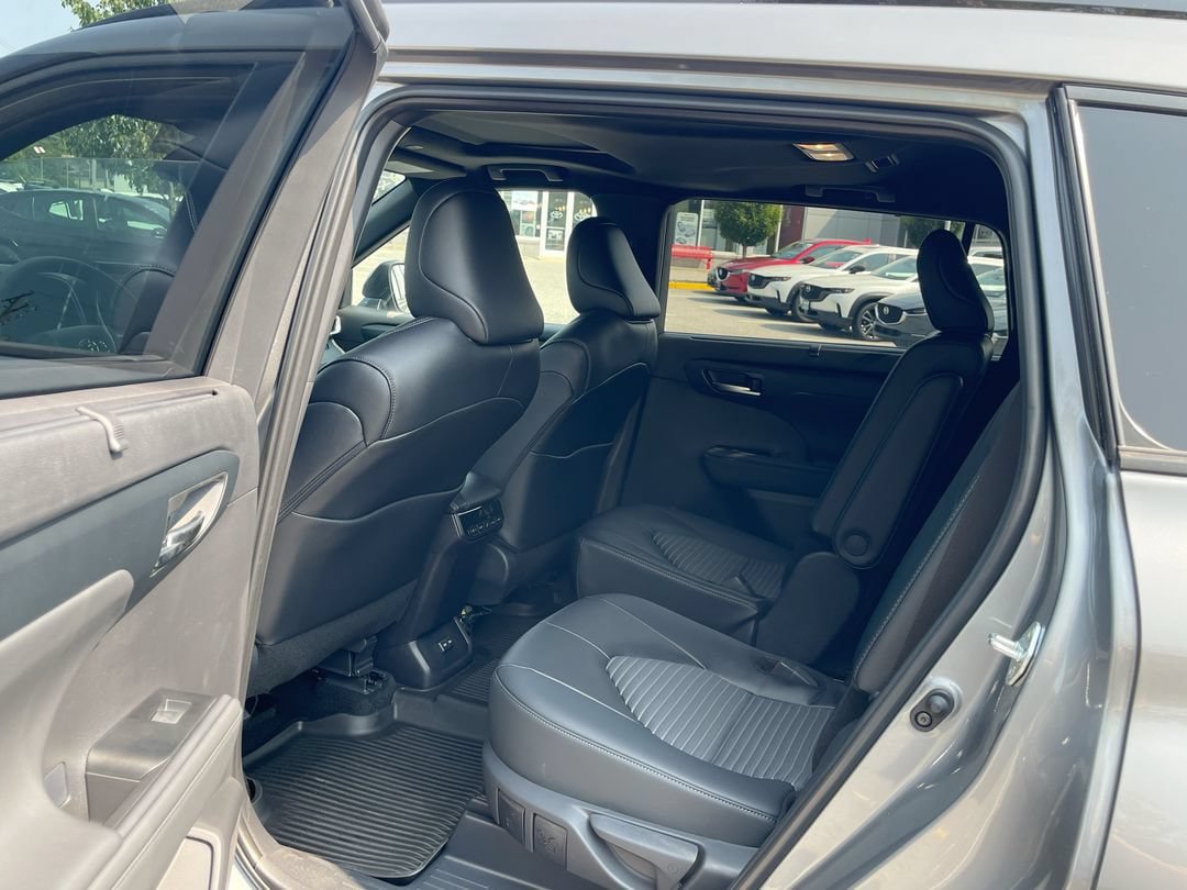 Used 2026 Toyota Highlander XSE AWD/4WD image 9