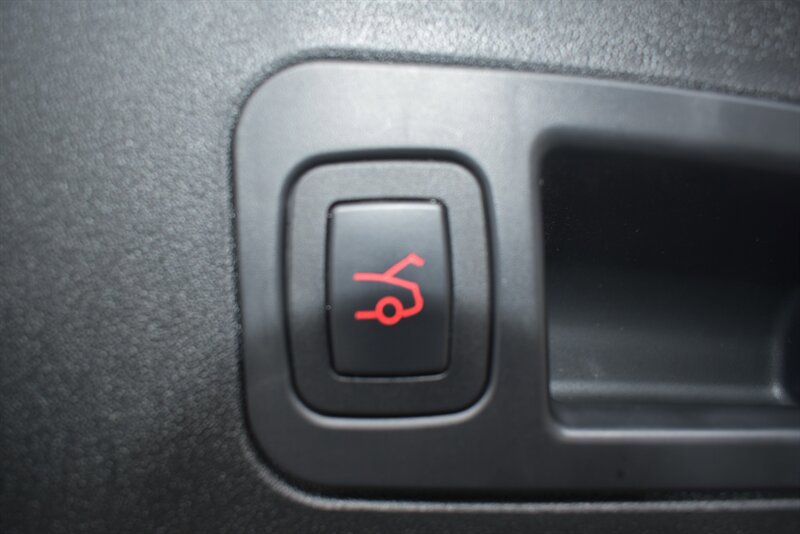 Used 2015 Tesla Model S 85D image 32