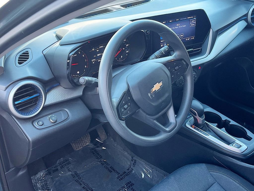 Used 2025 Chevrolet Trax LS w/ LS Convenience Package image 11