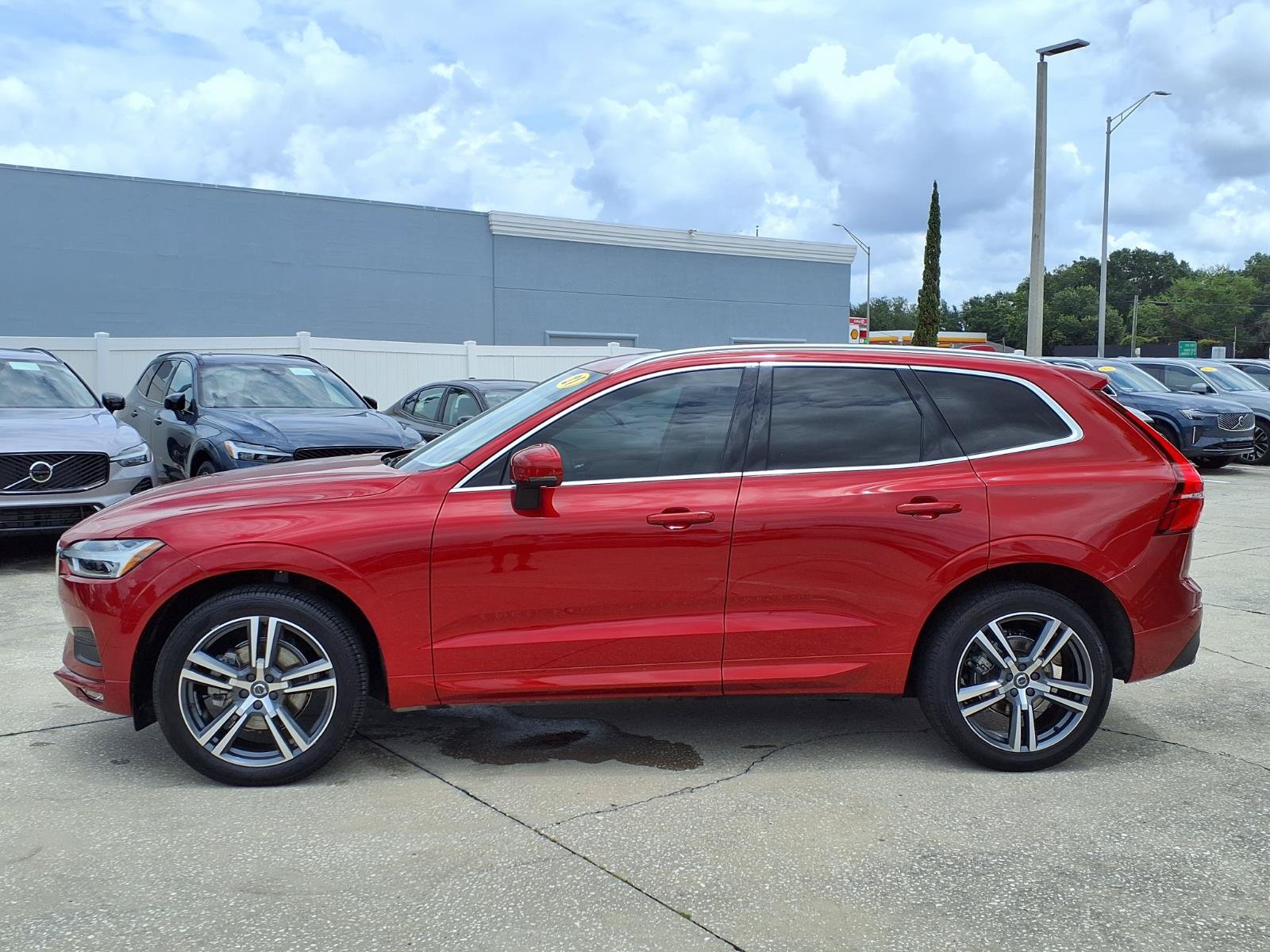 Used 2021 Volvo XC60 T5 Momentum w/ Premium Package FWD image 4