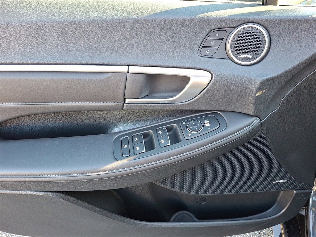 Used 2022 Hyundai Sonata Limited w/ Preferred Accessory Package image 13