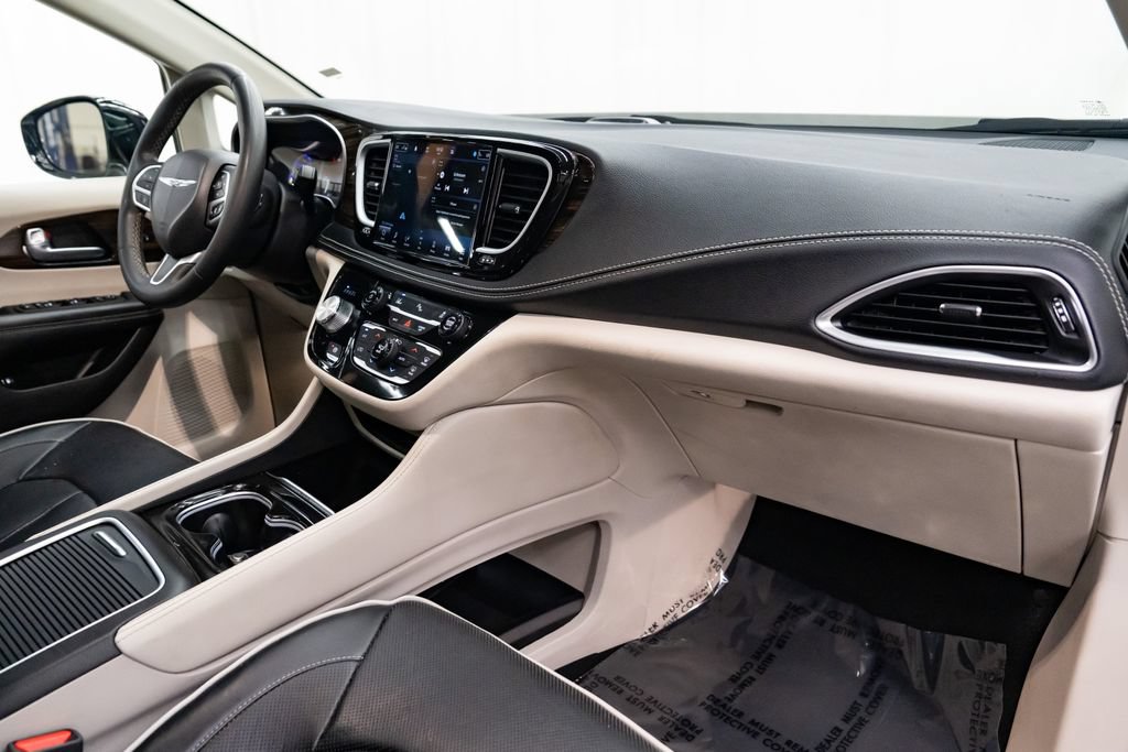 Used 2023 Chrysler Pacifica Limited FWD image 30