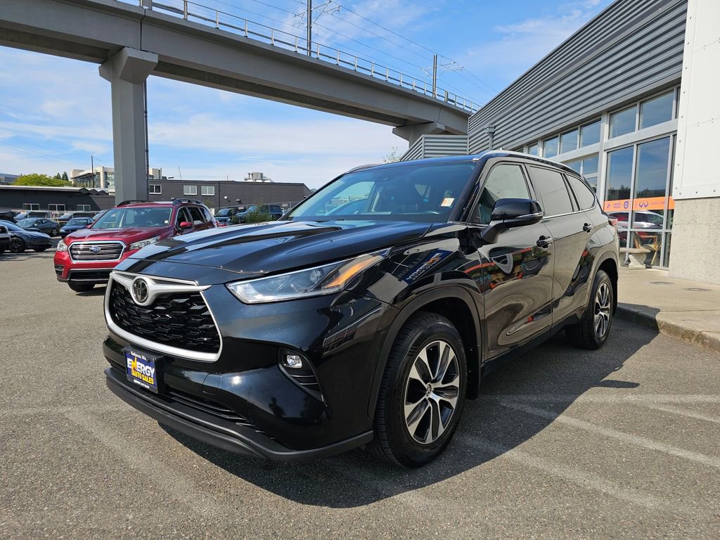 Used 2021 Toyota Highlander XLE AWD/4WD image 4
