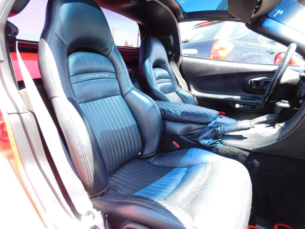 Used 2004 Chevrolet Corvette Coupe w/ Roof Package RWD image 12