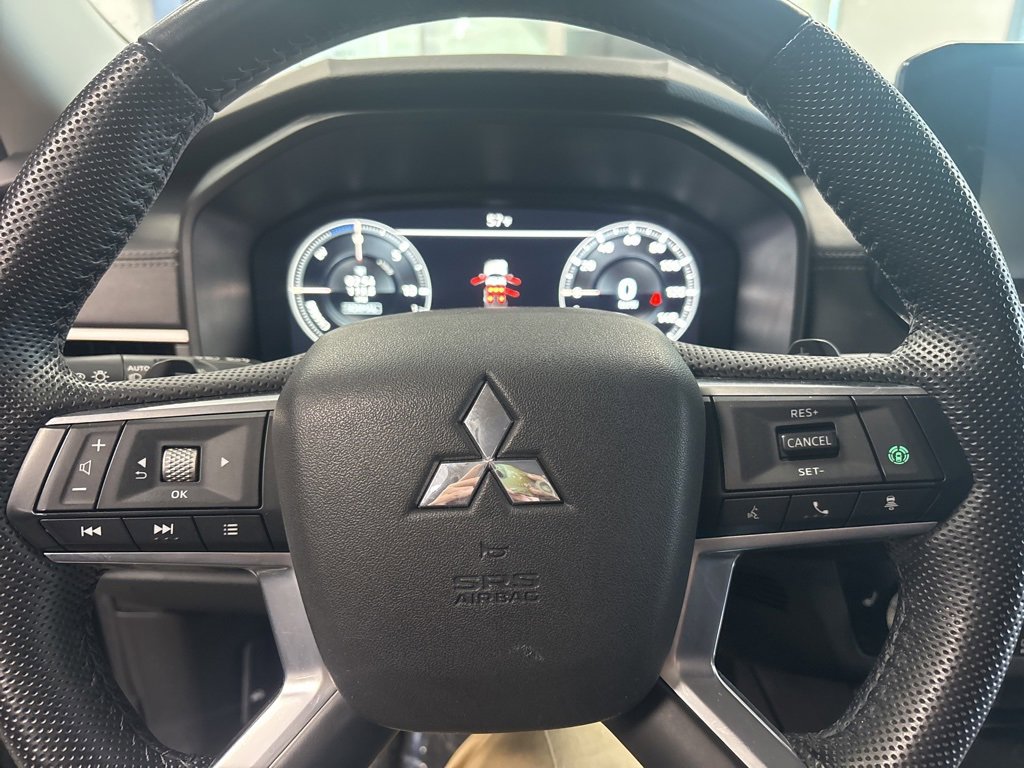 Used 2023 Mitsubishi Outlander SE image 17