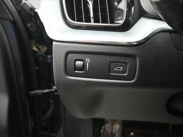 Used 2018 Volvo XC60 T5 Momentum w/ Convenience Package image 18