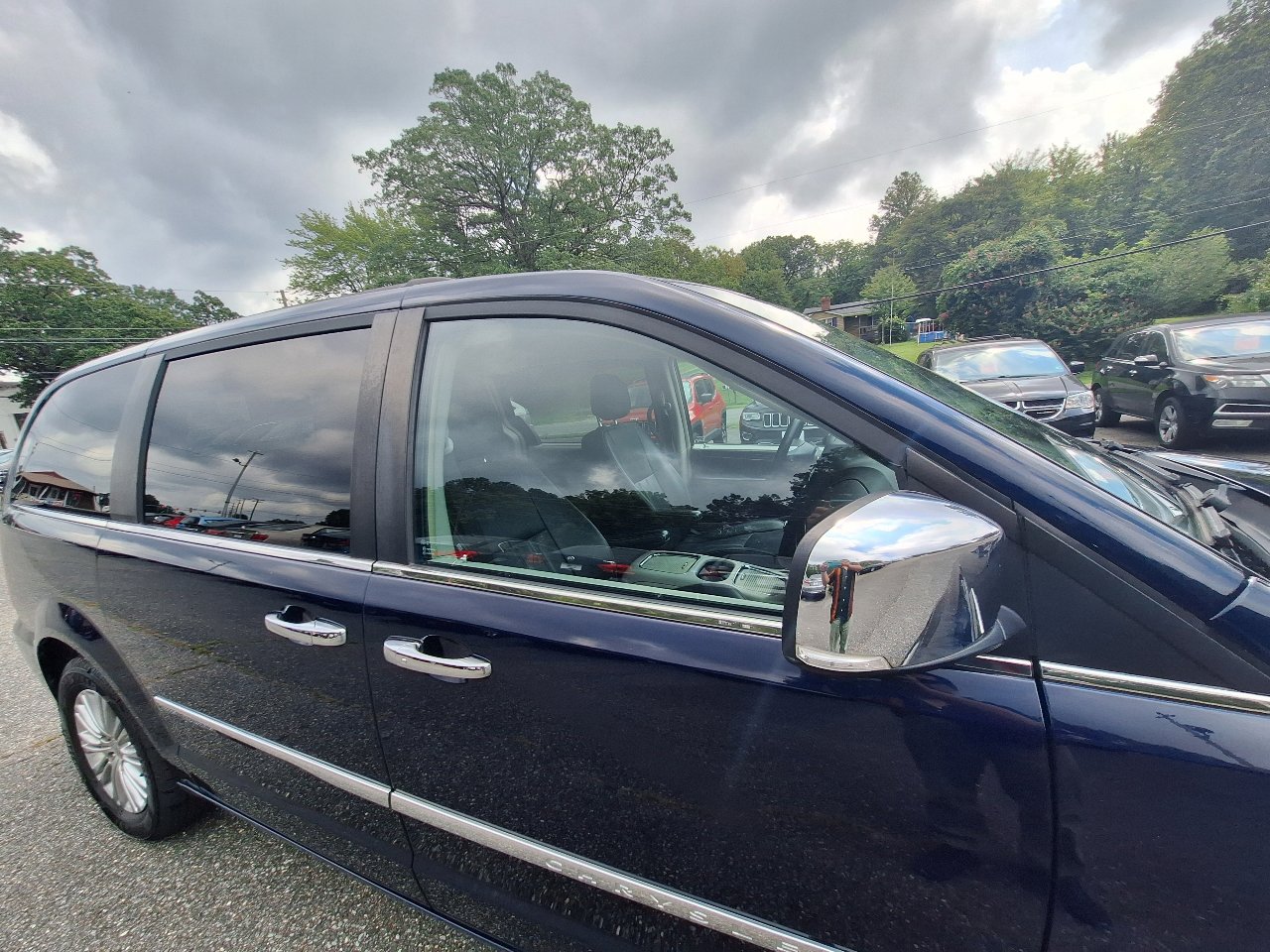 Used 2015 Chrysler Town & Country Touring-L w/ Driver Convenience Group image 10