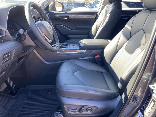 Used 2025 Toyota Highlander Limited image 14