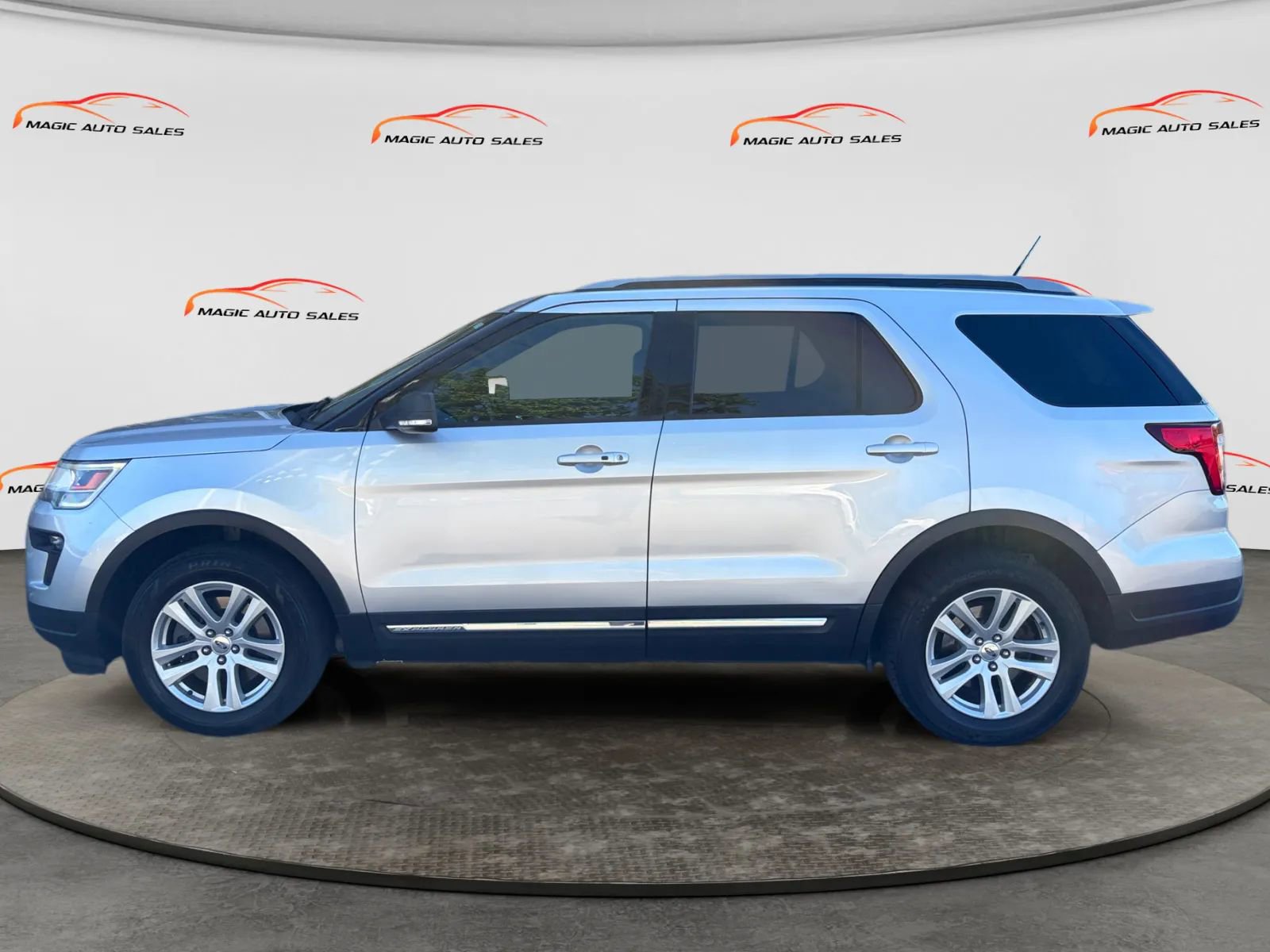 Used 2019 Ford Explorer XLT w/ Equipment Group 202A AWD/4WD image 7