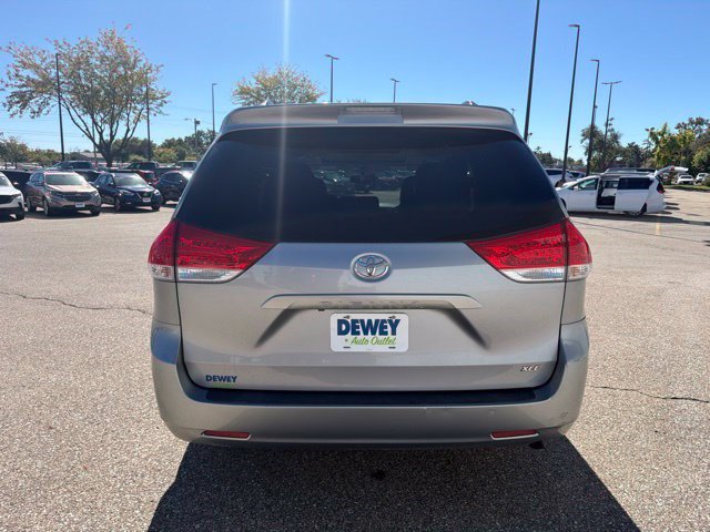 Used 2012 Toyota Sienna XLE w/ Entertainment Pkg FWD image 4