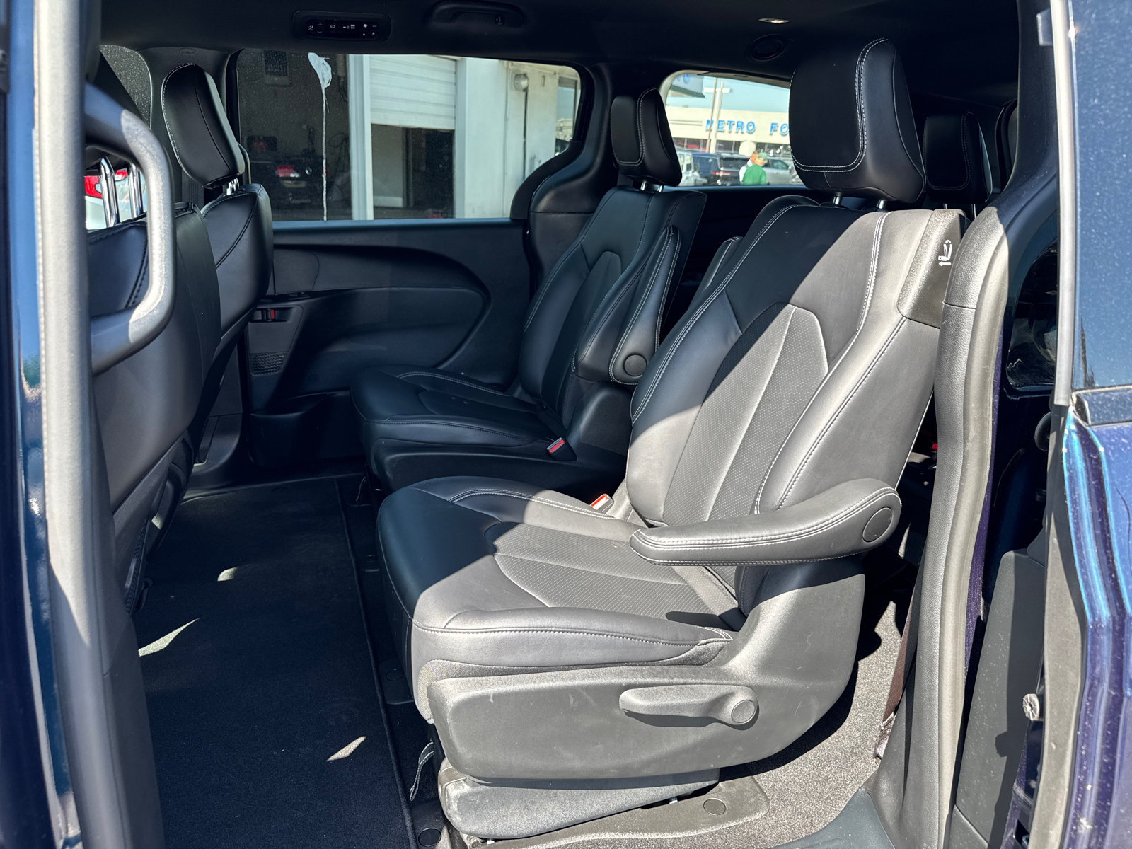 Used 2024 Chrysler Pacifica Limited FWD image 7