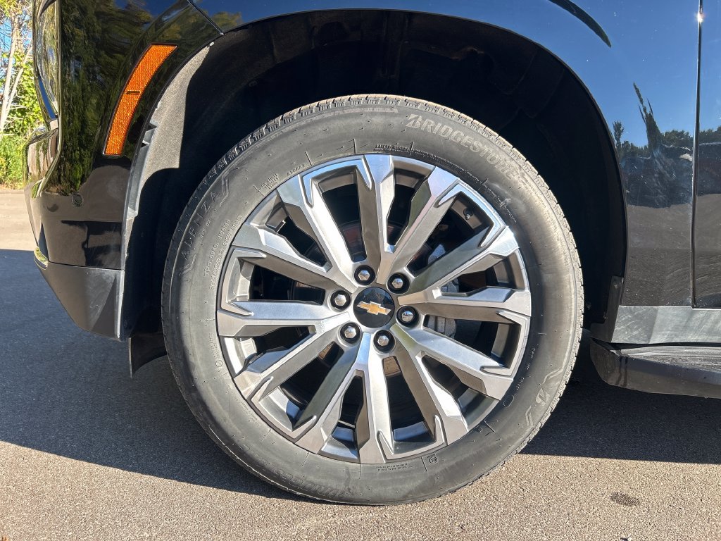 Used 2025 Chevrolet Suburban High Country AWD/4WD image 10