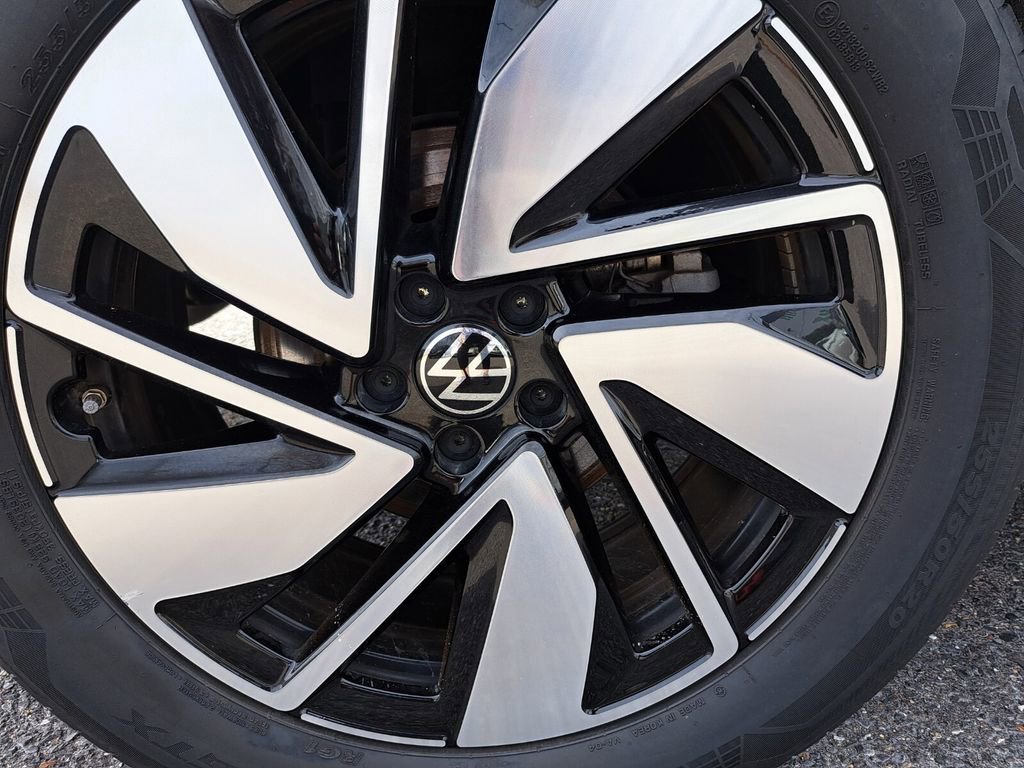 Used 2025 Volkswagen Atlas SE image 24