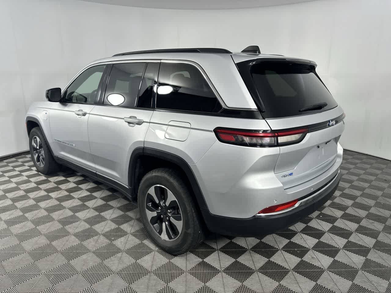 Used 2024 Jeep Grand Cherokee Limited 4xe AWD/4WD image 16