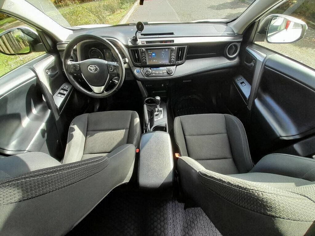 Used 2018 Toyota RAV4 XLE image 6