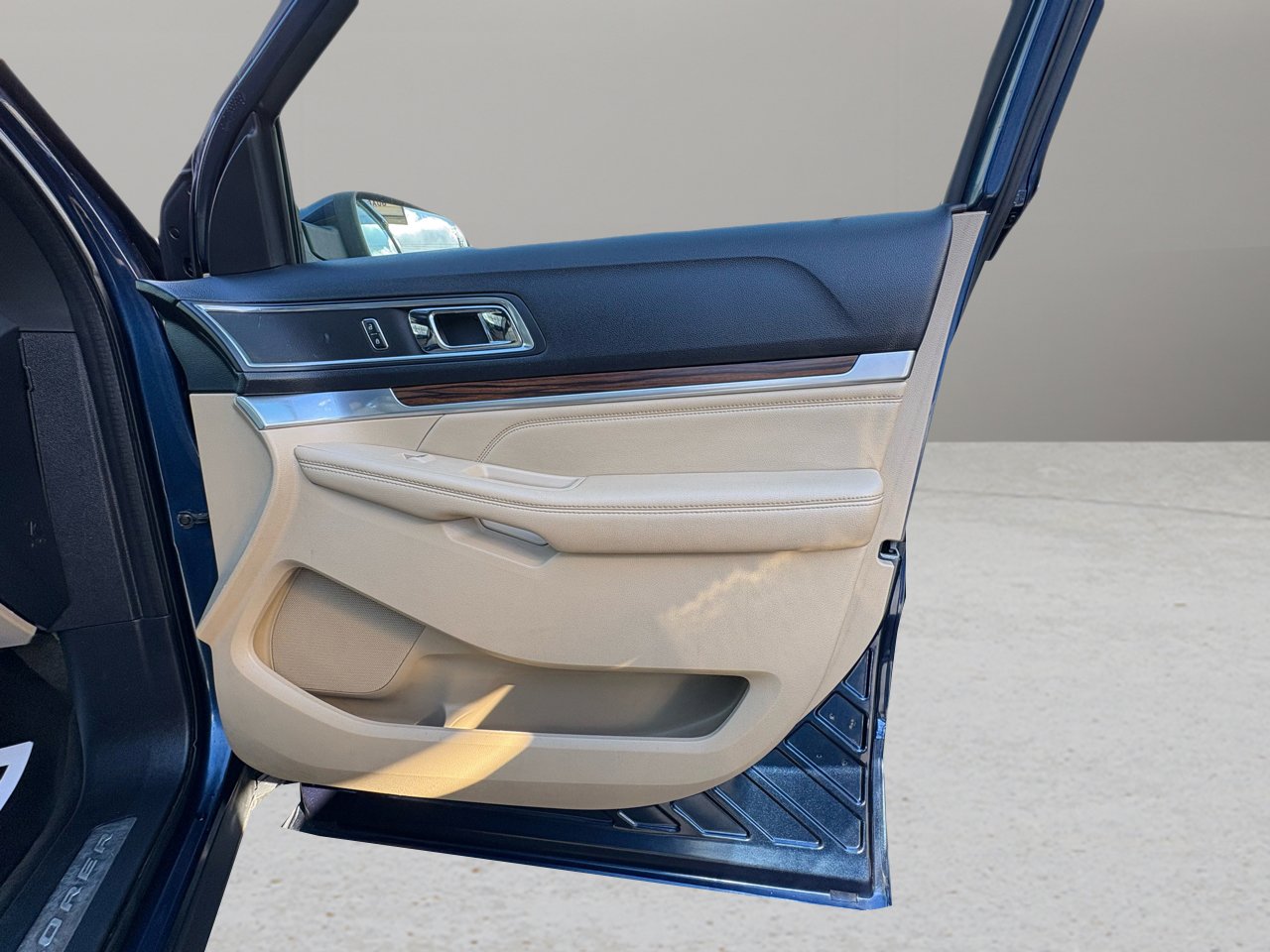 Used 2016 Ford Explorer Limited w/ Equipment Group 301A image 41