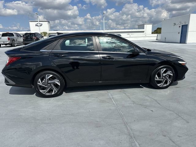 Used 2025 Hyundai Elantra SEL image 38