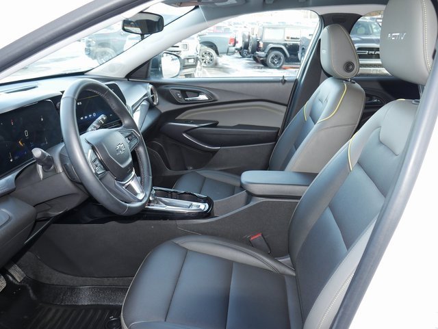 Used 2025 Chevrolet Trax ACTIV w/ Sunroof Package image 2