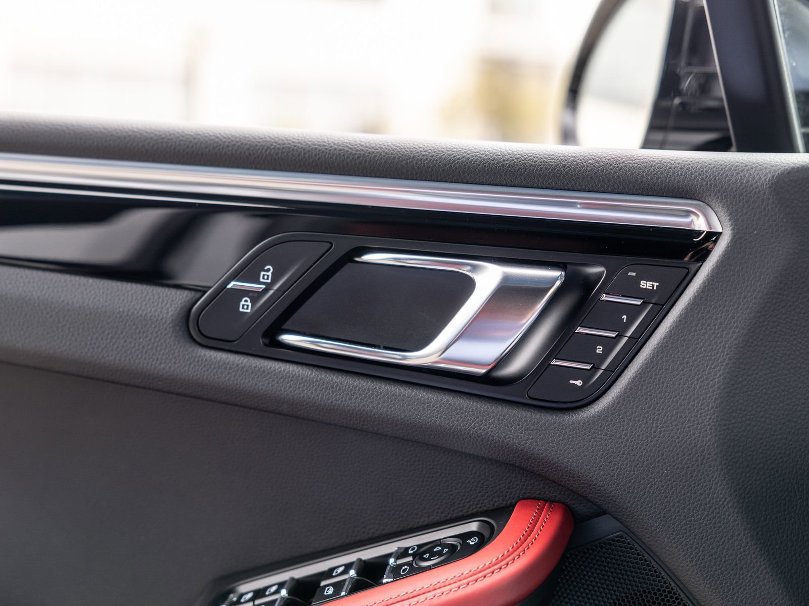 Certified 2025 Porsche Macan AWD/4WD image 42