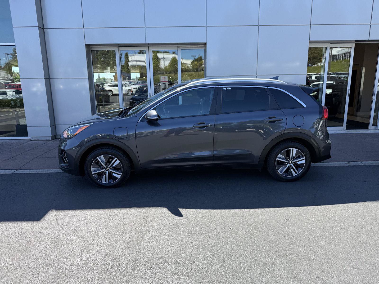Used 2021 Kia Niro EX FWD image 2