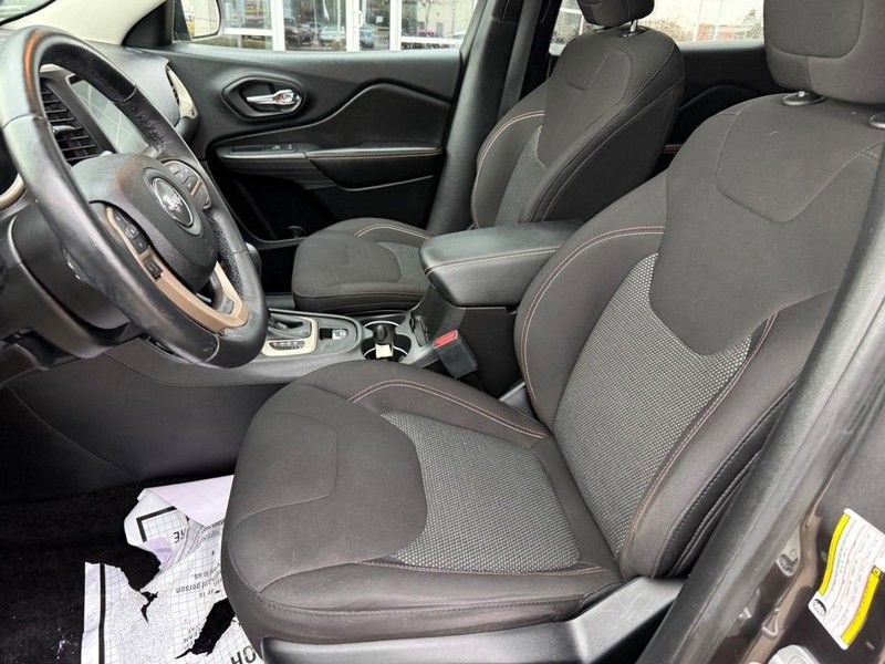 Used 2017 Jeep Cherokee Latitude w/ Comfort/Convenience Group image 16