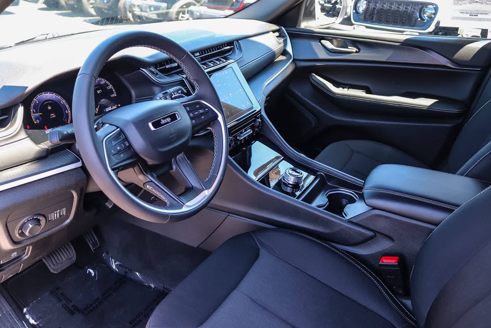 Used 2025 Jeep Grand Cherokee Laredo X RWD image 17