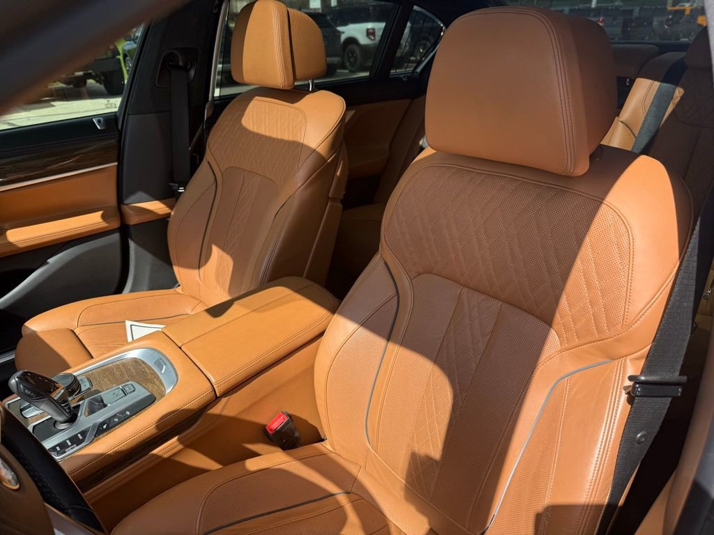 Used 2017 BMW 750i xDrive image 3