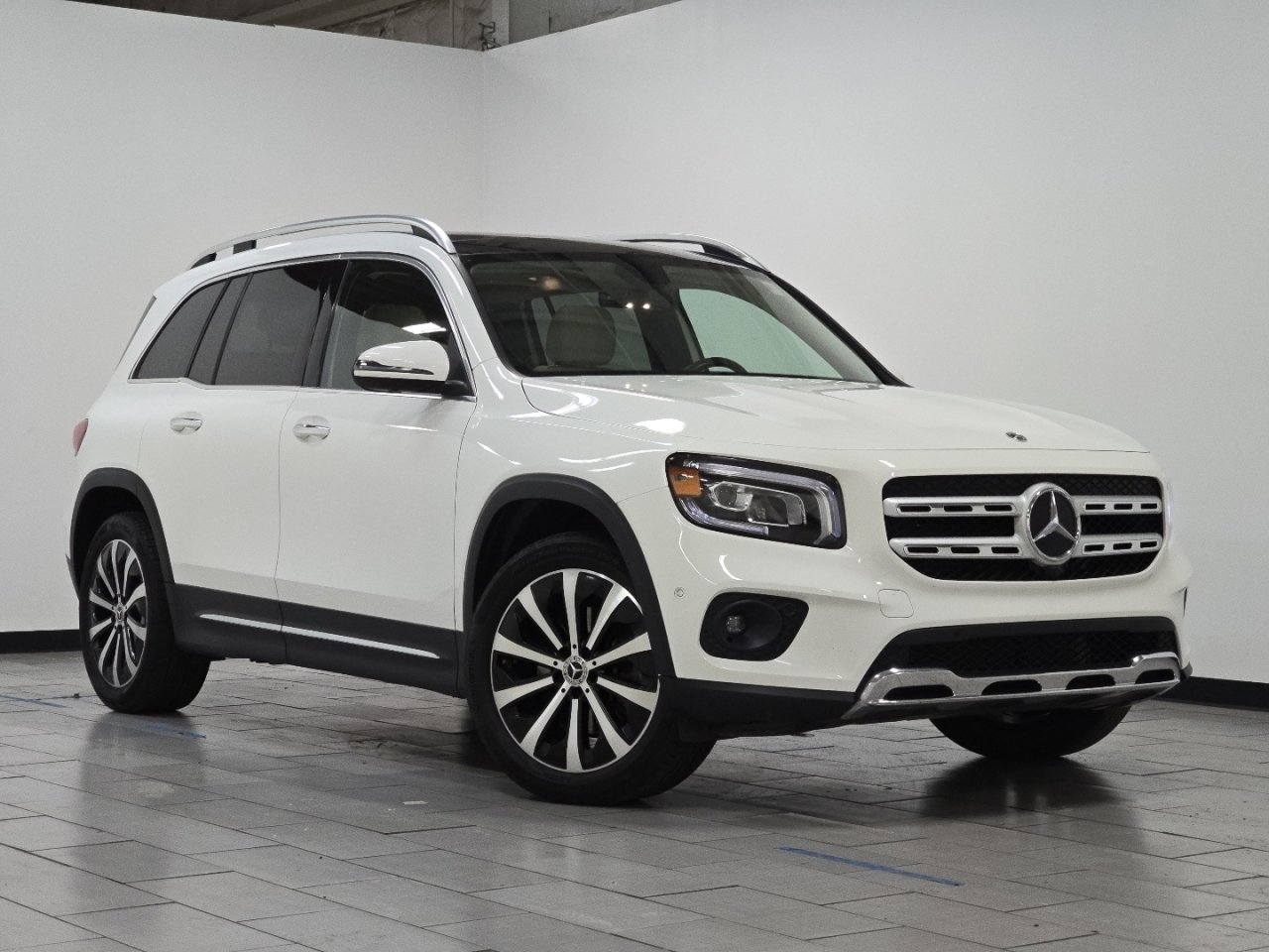 Used 2022 Mercedes-Benz GLB 250 4MATIC image 2