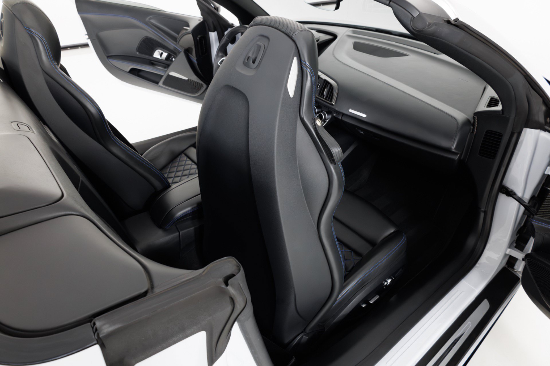 Used 2022 Audi R8 V10 w/ Premium Package RWD image 45