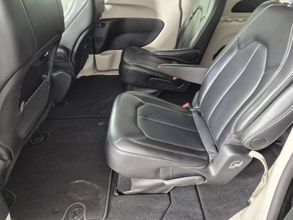 Used 2024 Chrysler Pacifica Touring-L FWD image 25