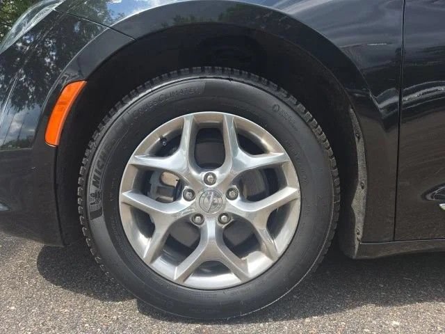 Used 2019 Chrysler Pacifica Limited FWD image 3