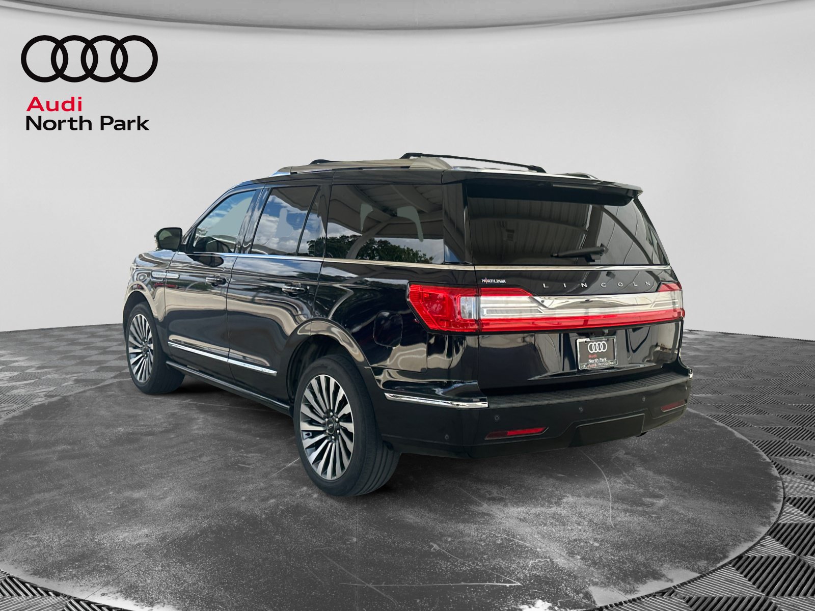 Used 2021 Lincoln Navigator Reserve w/ Luxury Package RWD image 3