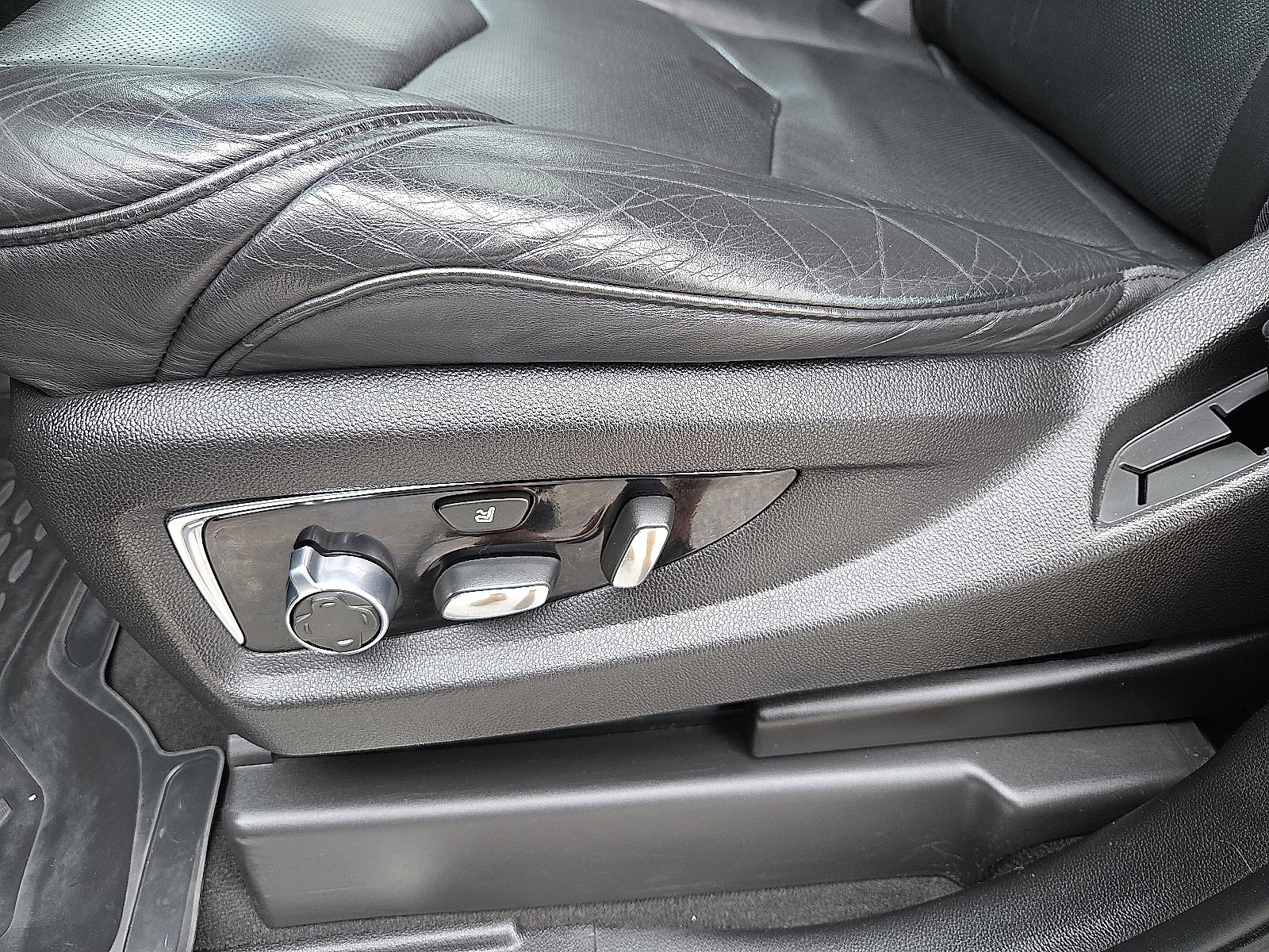 Used 2017 Cadillac Escalade Platinum image 14