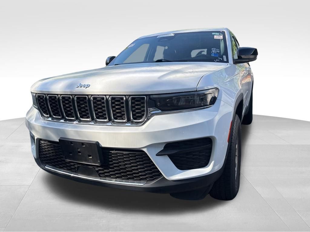 Used 2023 Jeep Grand Cherokee Laredo w/ Trailer Tow Prep Group (B) image 2