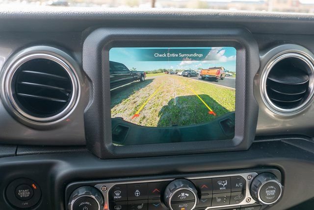 Used 2022 Jeep Gladiator Overland w/ Cold Weather Group AWD/4WD image 19