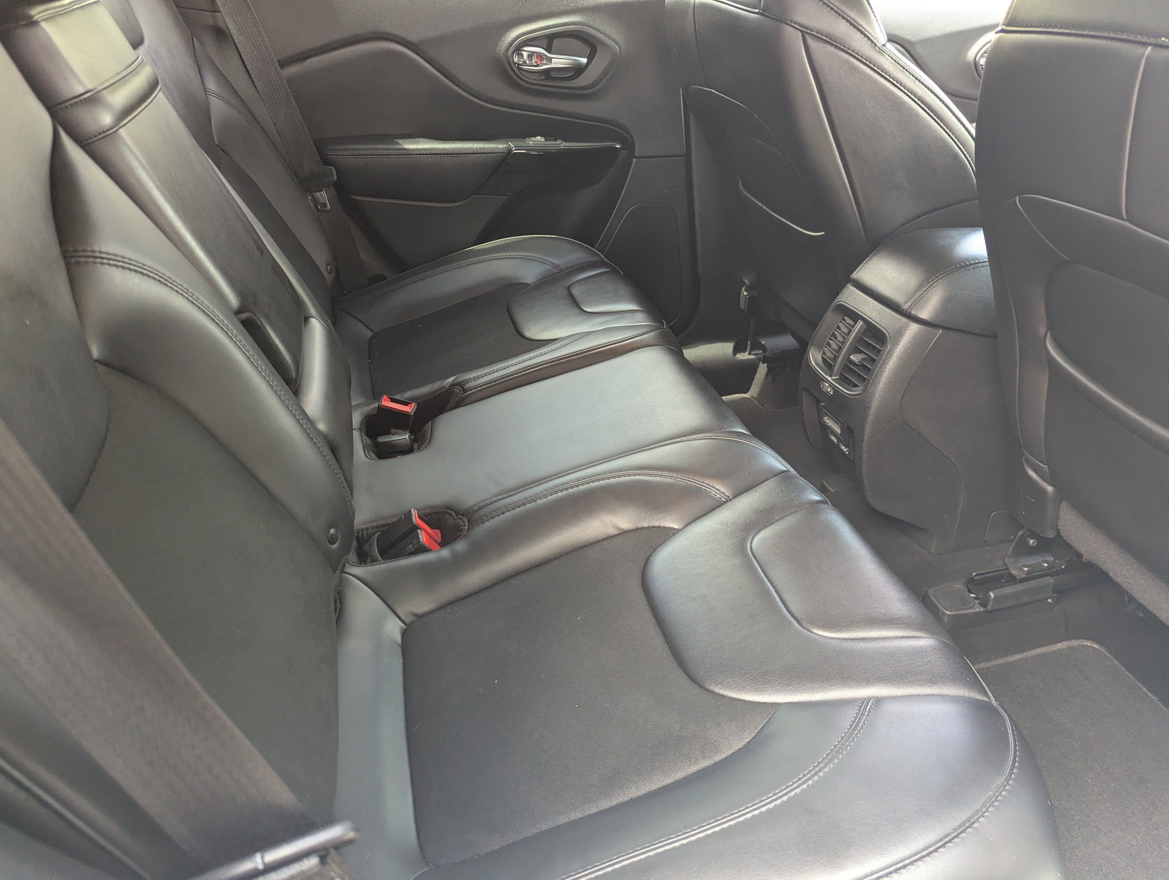 Used 2019 Jeep Cherokee Latitude Plus FWD image 11